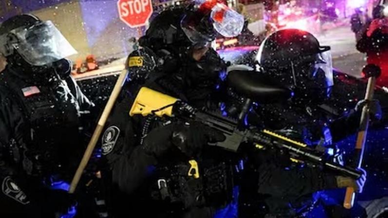Protesta a las puertas del hotel en el que supuestamente se aloja Bovino, este lunes, a las afueras de Minneapolis.