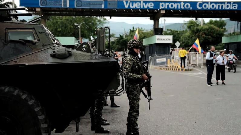 Militares colombianos patrullan la frontera entre Colombia y Venezuela, en Cúcuta, el 3 de enero.