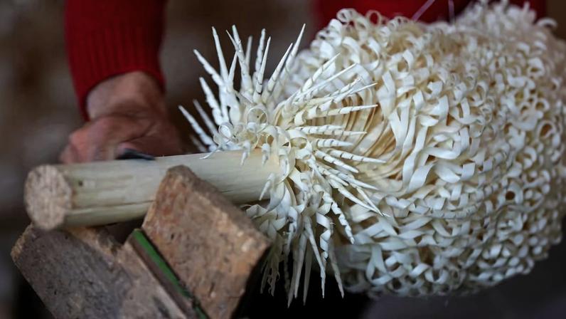 Georgianos queimam árvore decorativa para saudar o Ano Novo com esperança