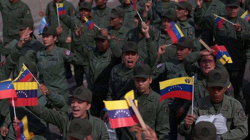 Mujeres de la Fuerza Armada Nacional Bolivariana (FANB) participan en una marcha del chavismo este martes, en Caracas (Venezuela).