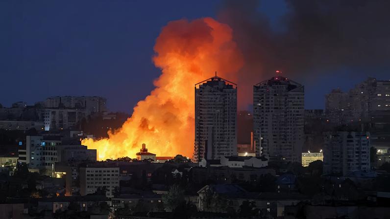 Fire and smoke rise in the aftermath of a Russian drone strike, amid Russia's attack on Ukraine, in Kyiv, Ukraine June 6, 2025. REUTERS/Gleb Garanich/File Photo