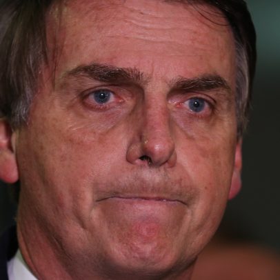 Michelle diz que Bolsonaro caiu e bateu cabeça na cela