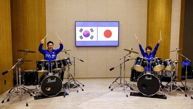 South Korean President Lee Jae-myung and Japanese Prime Minister Sanae Takaichi play the drums.