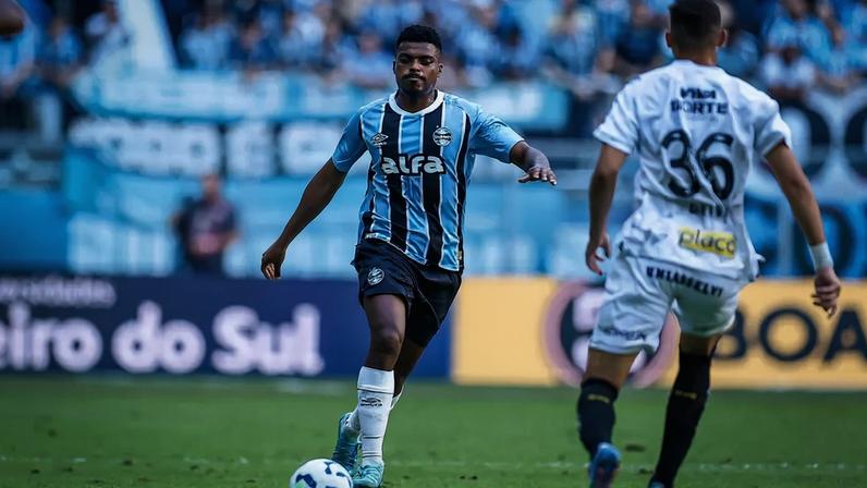 Jemerson com bola na vitória do Grêmio sobre o Santos. (Foto: Lucas Uebel/Grêmio FBPA)