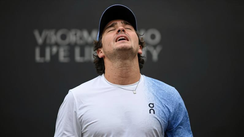 João Fonseca em partida, na grama, em 2025 contra Taylor Fritz em Eastbourne (foto: Glyn KIRK / AFP)
