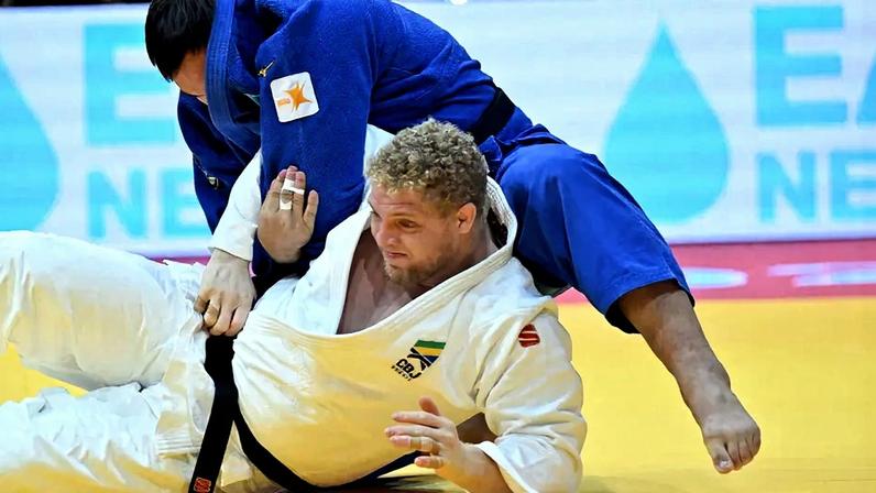 Brasileiro Rafael Buzacarini enfrenta Yelaman Yergaliyev, do Cazaquistão no Mundial de Judô (foto: Attila KISBENEDEK / AFP)