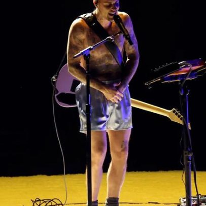 Justin Bieber surge sem camisa com Yukon nos Grammys 2026