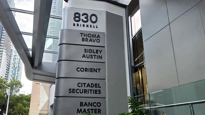 Edifício 830 Brickell Plaza, em Miami | Proprietário do edifício rescindiu o contrato com o Master logo após a prisão de Vorcaro e removeu o nome do banco das placas do lado de fora do prédio. (Foto: Daniel Cancel/Bloomberg)