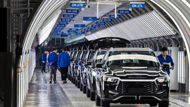 BYD bate recorde com 4,6 milhões de veículos em 2025, mas desafios surgem