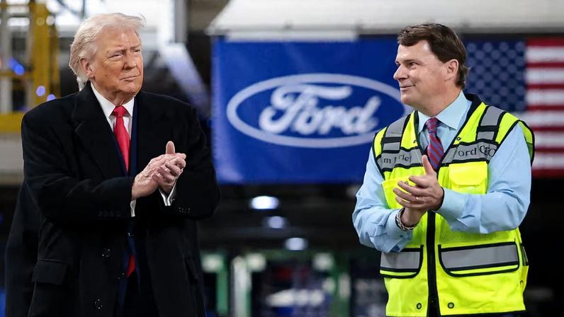 Donald Trump y el director ejecutivo de Ford, Jim Farley, en el centro de producción de Ford en Dearborn, Míchigan, el 13 de enero.