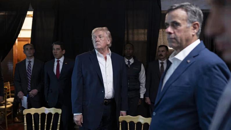 Donald Trump y John Ratcliffe en Palm Beach, Florida.