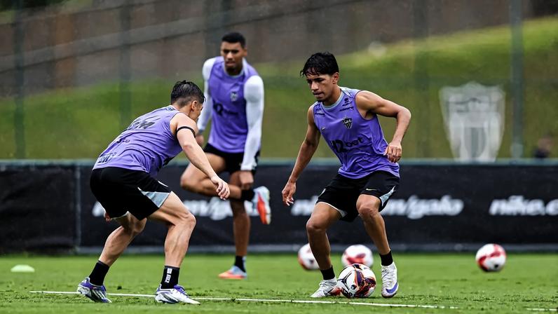 Kauã Pascini em treinamento pelo Atlético (Foto: Pedro Souza / Atlético)