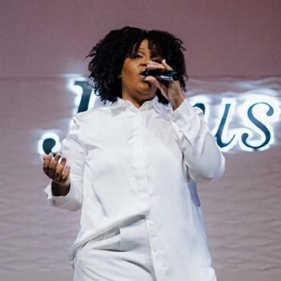 Kezia Roberta lança EP Vaso Imperfeito