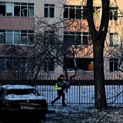 Ataque russo deixa milhares de prédios sem calefação em Kiev, a -14°C
