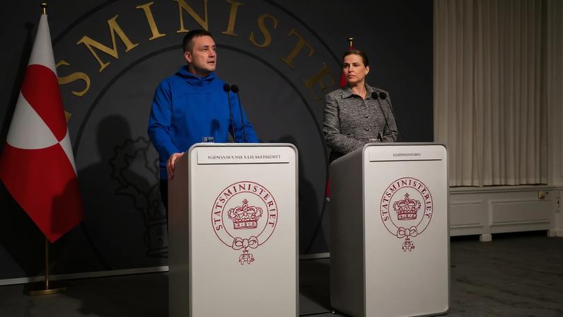 El primer ministro de Groenlandia, Jens-Frederik Nielsen, y la primera ministra de Dinamarca, Mette Frederiksen, durante una rueda de prensa este martes en Copenhague.