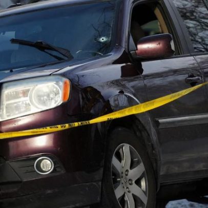 Agente de imigração mata mulher em Minneapolis; prefeita contesta autodefesa