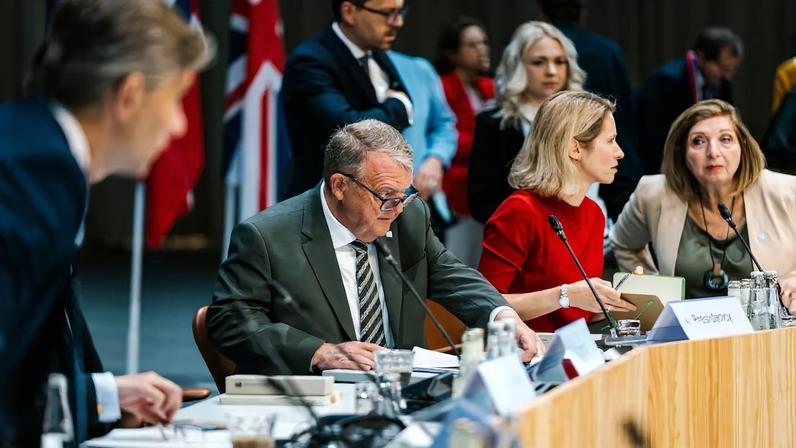 De rojo, la alta representante de la UE, Kaja Kallas, en un reunión del Consejo de Asuntos Exteriores el pasado verano.