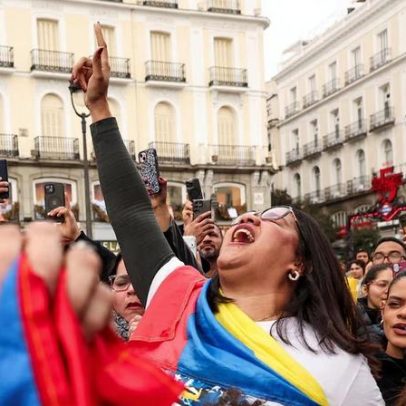 Ativistas da oposição venezuelana em Madrid comemoram com cautela a captura de Maduro