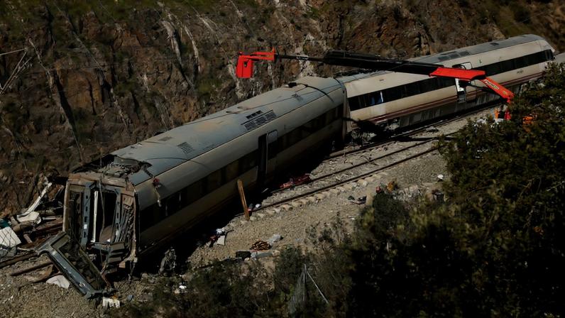 Maintenance workers from Adif work on the wreckage of a train involved in the accident, at the site of a deadly derailment of two high-speed trains near Adamuz, in Cordoba, Spain, January 20, 2026. REUTERS/Susana Vera