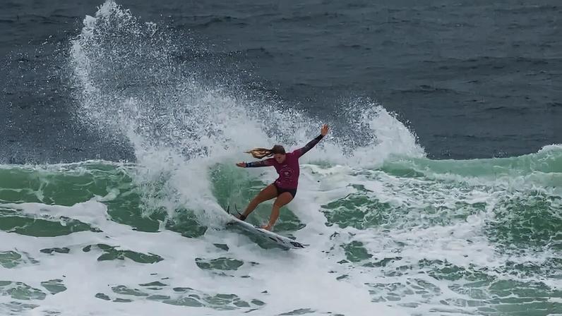 Laura Raupp foi a única a garantir uma vaga direta nas oitavas do Mundial Júnior de Surfe (Foto: WSL / Daniel Smorigo)