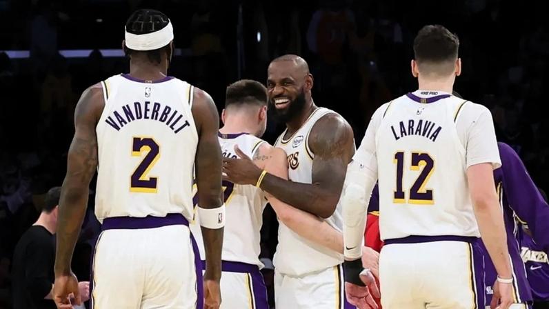 LeBron James troca Lakers