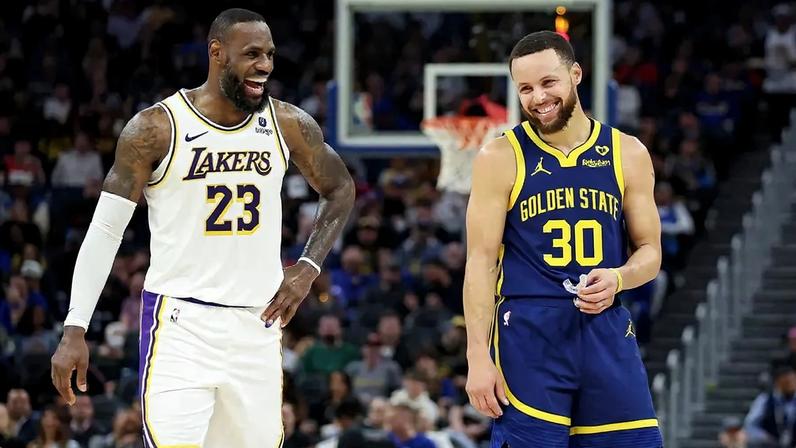 LeBron James e Stephen Curry em ação pelos EUA em Paris 2024 (Foto: EFE / EPA / YOAN VALAT)