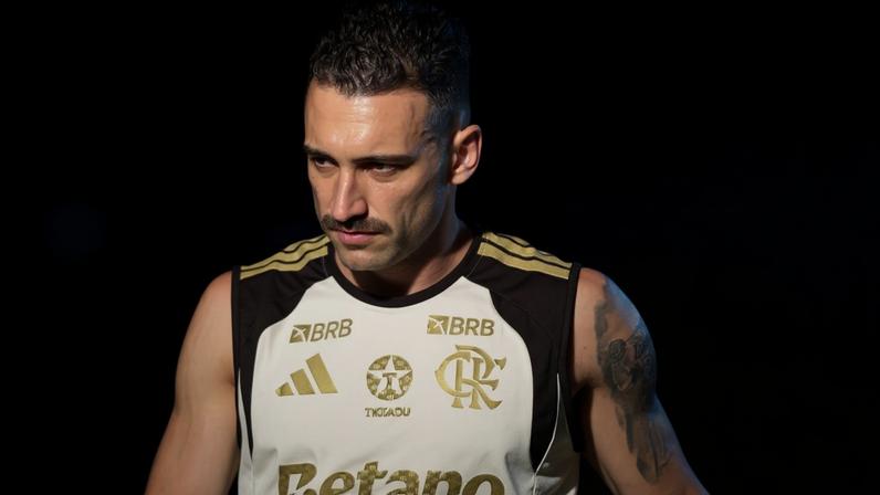 Léo Ortiz na reapresentação do Flamengo para 2026 (Foto: Gilvan de Souza/CRF)