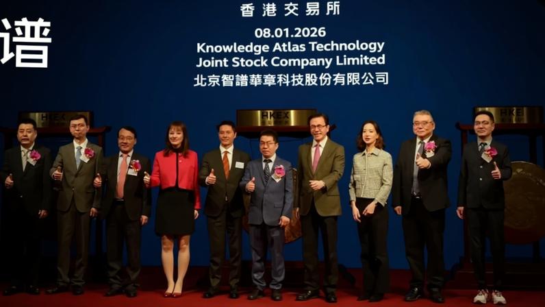 O presidente da empresa, Liu Debing (quinto da direita para a esquerda), e convidados posam durante o lançamento da oferta pública inicial da Zhipu na Bolsa de Valores de Hong Kong