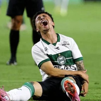 Coritiba: jogador sofre fratura no antebraço em choque com goleiro