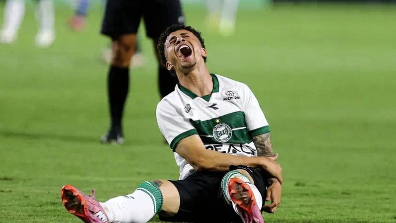 Lucas Crepaldi, do Coritiba, tromba com o goleiro do Foz do Iguaçu. Foto: Geraldo Bubniak/AGB/Gazeta Press