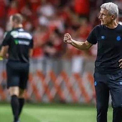 Luís Castro usa expressão racista após derrota no GreNal e se desculpa