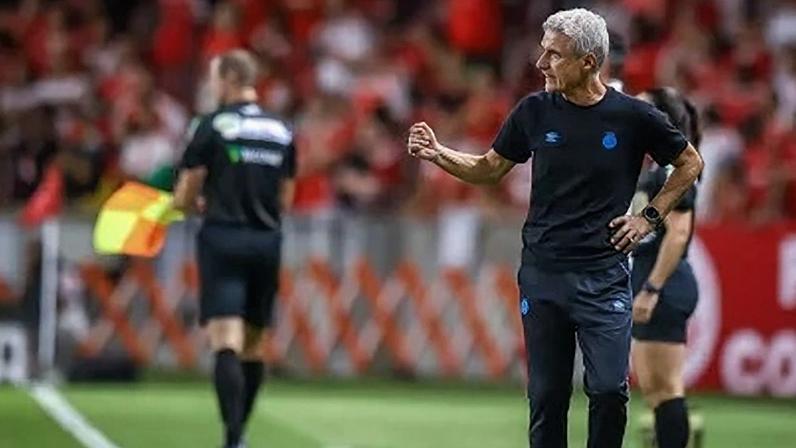 Luís Castro, treinador do Grêmio durante partida contra o Internacional