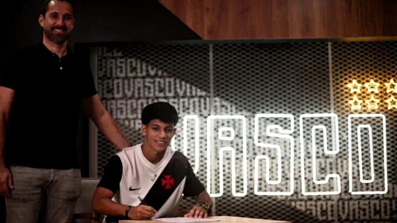 Luiz Lócio ao lado do gerente da base do Vasco, Luiz Lócio (Foto: João Gabriel Alves/Vasco)