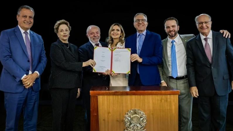 Da esquerda para a direita: o ministro da Casa Civil, Rui Costa; a presidente do Banco dos Brics, Dilma Rousseff; o presidente Lula; a médica cardiologista Ludhmila Hajjar; o ministro da Saúde, Alexandre Padilha; o secretário-executivo do Ministério da Fazenda, Dario Durigan; e o vice-presidente Geraldo Alckmin. Foto: Ricardo Stuckert/PR
