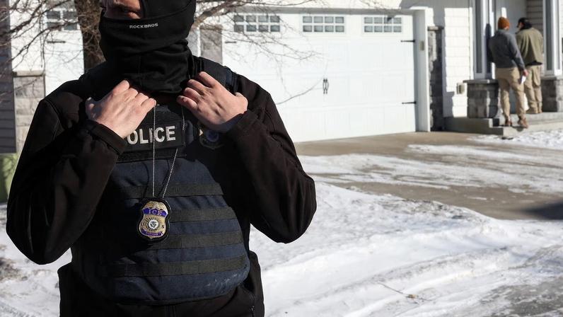 Federal agents with U.S. Immigration and Customs Enforcement (ICE) conduct an immigration enforcement operation, Minnesota, January 28, 2026. REUTERS/Shannon Stapleton
