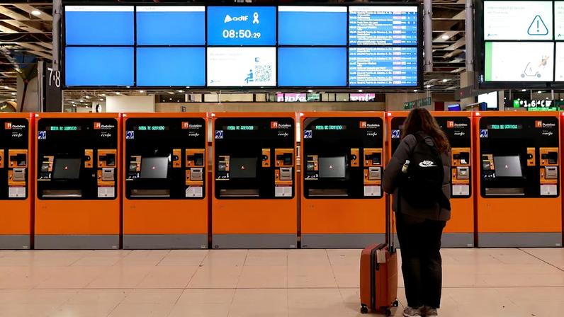 Estación de Sants de Barcelona con el servicio de Rodalies sin servicio, este jueves.