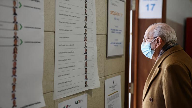 A man arrives to vote during the presidential election, in Lisbon, Portugal, January 18, 2026. REUTERS/Pedro Nunes