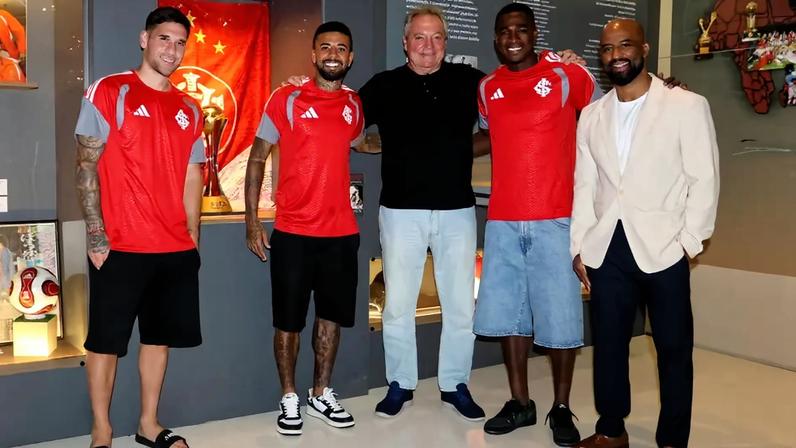 Villagra, Paulinho, Abel Braga, Félix Torres e Fabinho Soldado no Museu do Inter (Foto: Divulgação/SC Internacional)