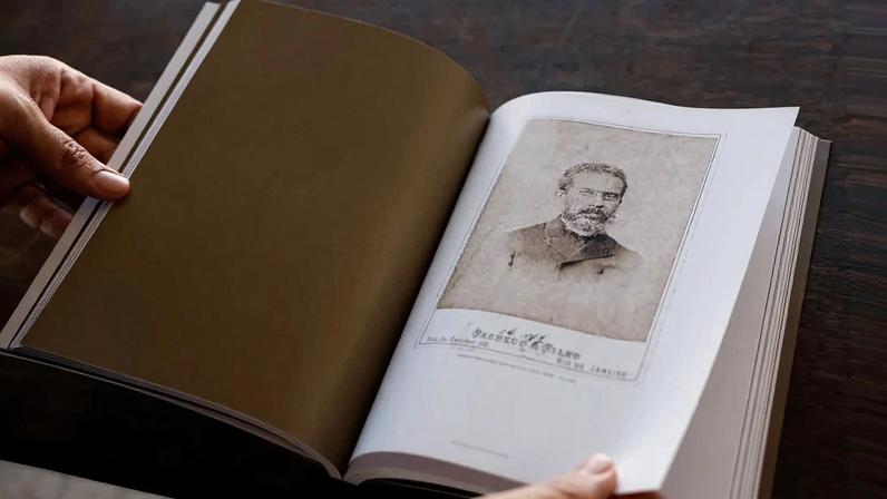 Retrato do escritor Machado de Assis no livro 'O Espelho de Papel', com imagens feitas por Joaquim Insley Pacheco, fotógrafo oficial da Casa Imperial de 1857 até a República. Foto: Tânia Rêgo/Agência Brasil