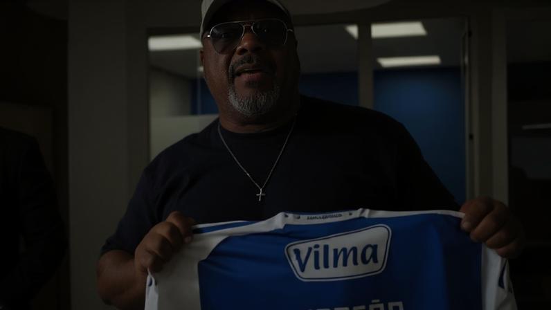 Marcão, pai de Gerson, no Mineirão (Foto: Reprodução/X)