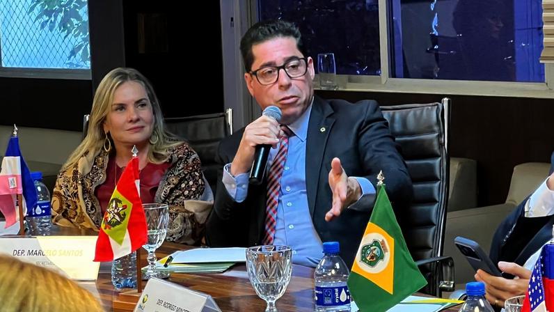 Marcelo Santos discursa durante reunião da Unale, em Brasília, onde foi reconduzido à presidência do Colégio de Presidentes das Assembleias Legislativas do Brasil.