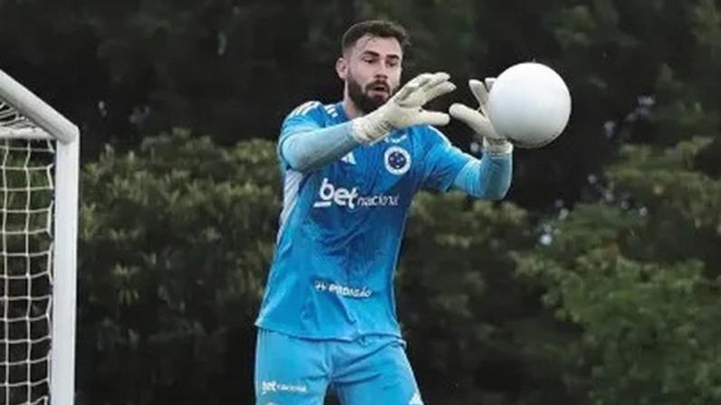 Matheus Cunha, goleiro do Cruzeiro, durante treinamento na Toca da Raposa II