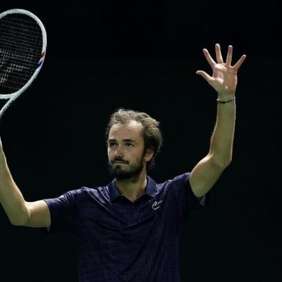 Medvedev vence a primeira em Brisbane e encara Tiafoe na próxima