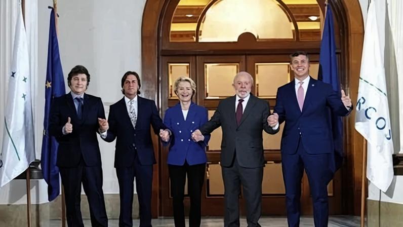 Para a foto. Lula, Milei, Peña e Lacalle Pou, ao lado de Ursula von der Leyen, no anúncio da conclusão das negociações com a União Europeia. Falta união de fato – Imagem: Redes Sociais/Mercosul