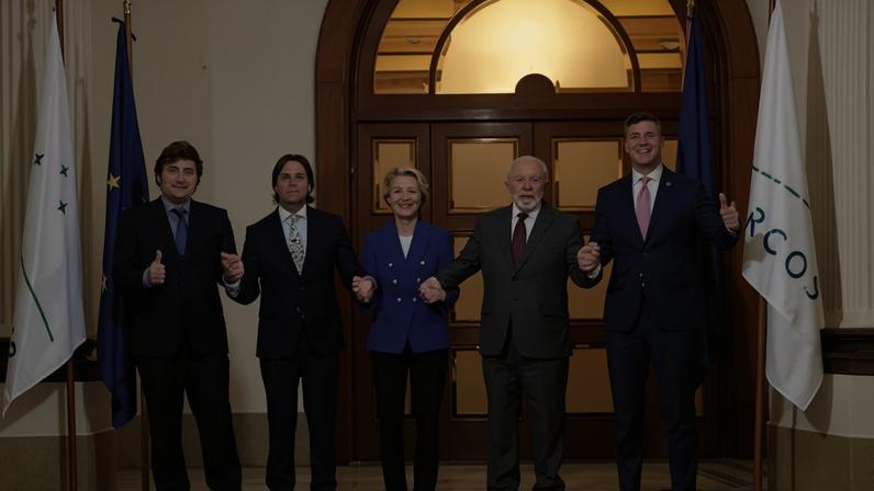 Para a foto. Lula, Milei, Peña e Lacalle Pou, ao lado de Ursula von der Leyen, no anúncio da conclusão das negociações com a União Europeia. Falta união de fato – Imagem: Redes Sociais/Mercosul