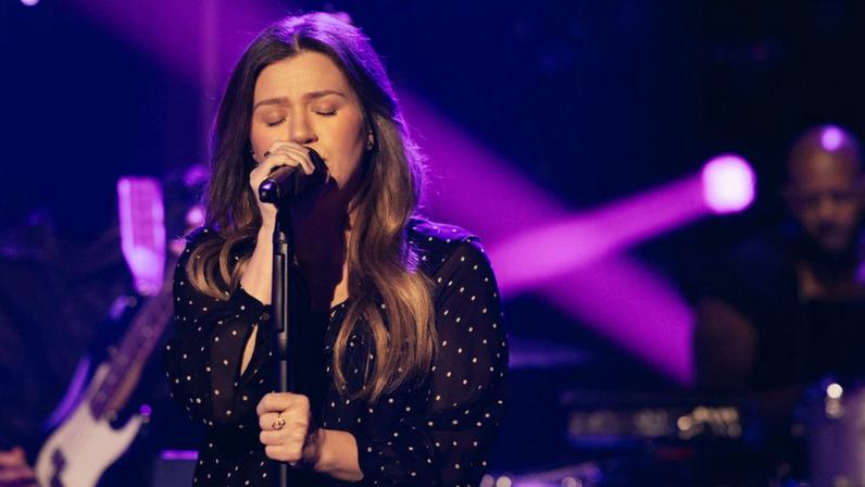 Kelly Clarkson encontra sua voz ao interpretar trecho de KPop Demon Hunters