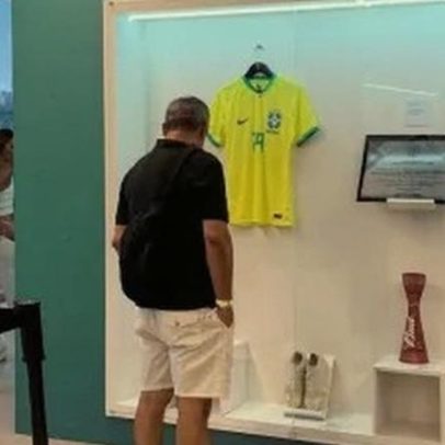 Neymar participa de atividades no gramado e exposição no Pacaembu