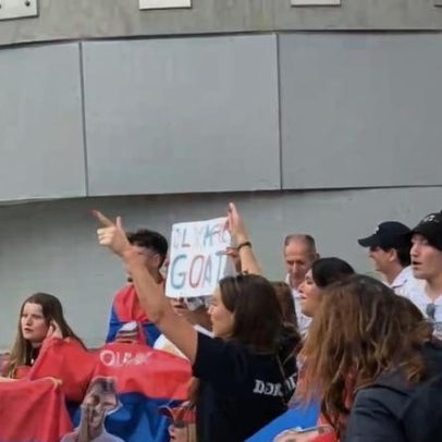 Fãs de Djokovic cantam diante do apresentador que o criticou em 2025