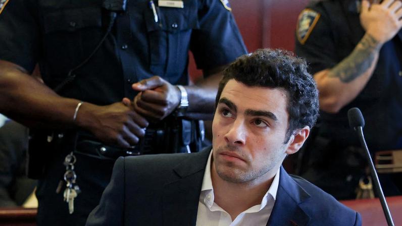 Luigi Mangione attends an evidentiary hearing in the murder case of UnitedHealthcare CEO Brian Thompson, at the Manhattan Supreme Court in New York, U.S., December 18, 2025. REUTERS/Shannon Stapleton/Pool/File Photo