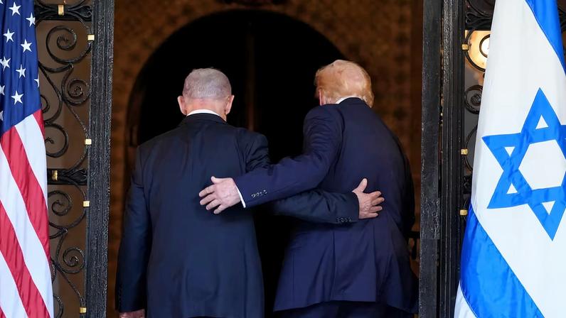 El presidente de Estados Unidos, Donald Trump, y el primer ministro israelí, Benjamín Netanyahu, entran en el club privado de Mar-a-Lago, en Florida, el pasado 29 de diciembre.